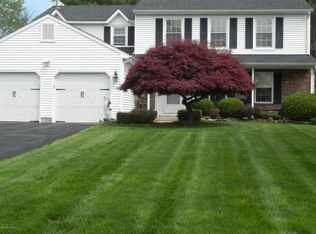 11 Lincolnshire Dr, Manalapan, NJ