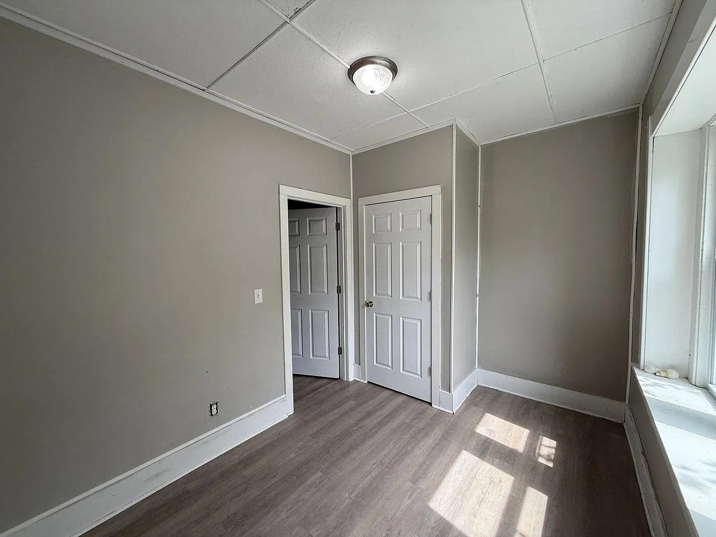 Spacious 4-Bedroom Home Close to Campus — Photo 4