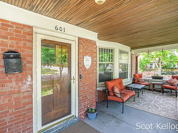 4th image of 601 College Ave SE