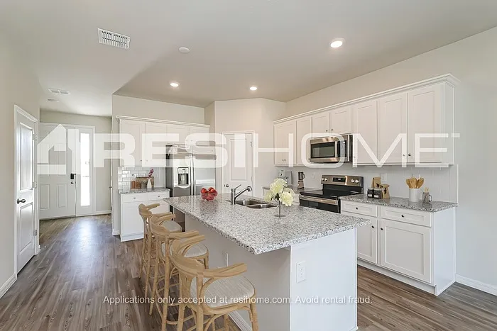 3 bed, 2.5 bath, 1736 sqft, $2,275 — Photo 3