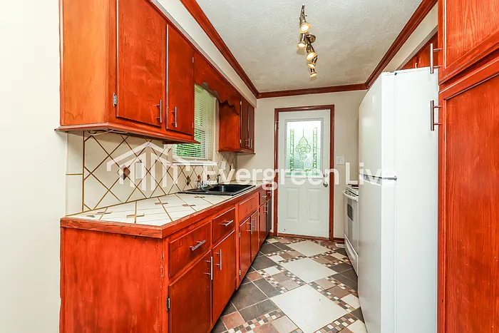 1101 Rossiter Dr — Photo 7