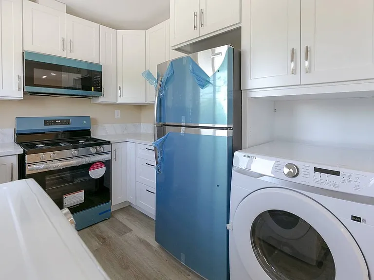 5453 Kester Ave — Photo 5