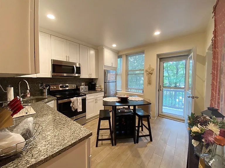119 Cottage St #2R — Photo 4