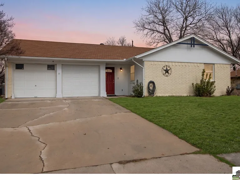 211 E Hogan Dr — Photo 27
