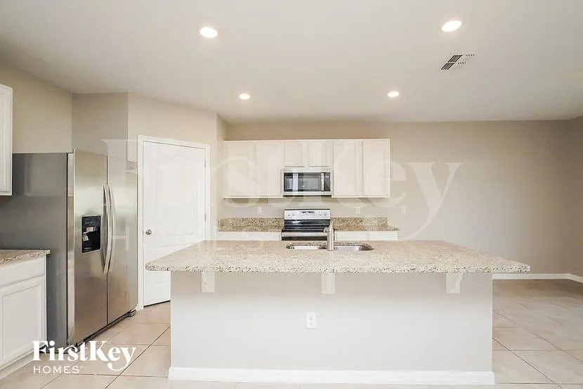 5 bed, 3.0 bath, 2674 sqft, $2,835 — Photo 4