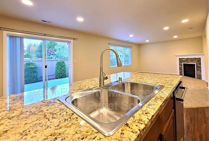 4 bed, 2.5 bath, 1863 sqft, $3,295 — Photo 3