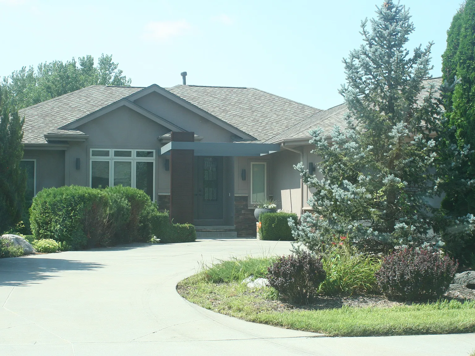 4 bed, 3975 sqft, $4,200 — Photo 2