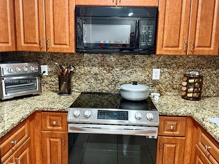 16811 NW 14th Ave #16811 — Photo 8