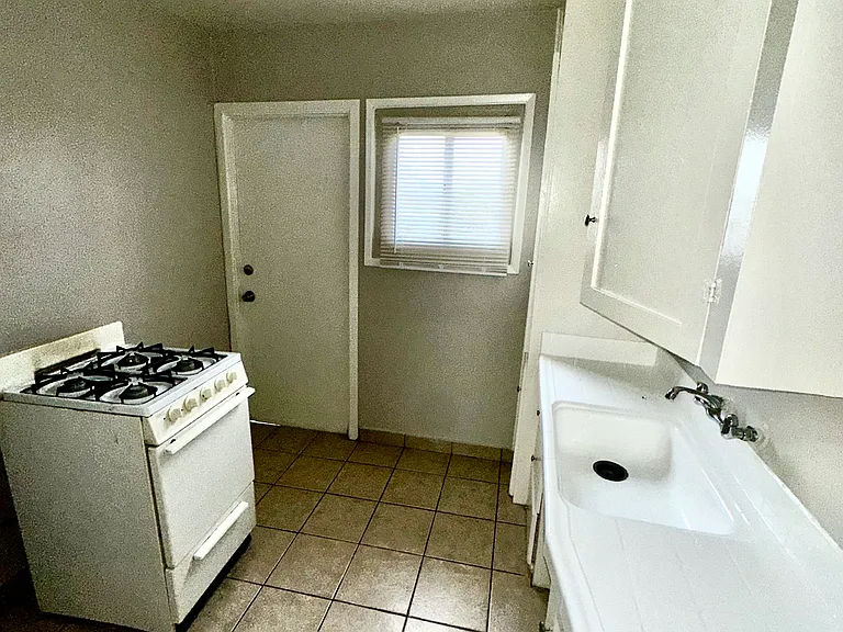 1101 Cherry Ave #12 — Photo 4