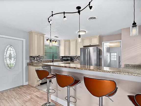 5th image of 179 Clairbourne Ave