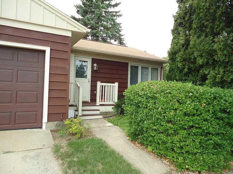 4402 Herrick Ln — Photo 4
