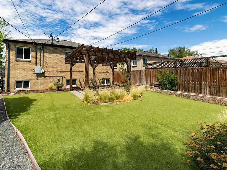 2140 Benton St — Photo 5