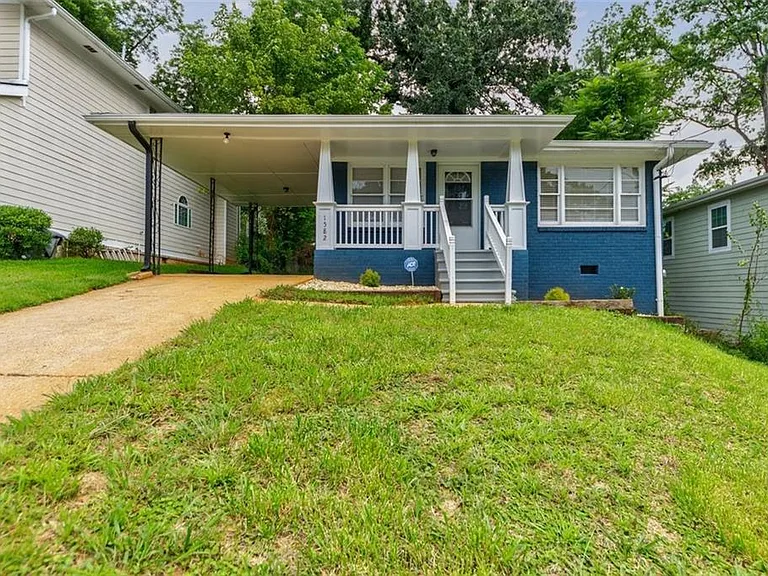 1582 Lincoln Ave SE — Photo 3
