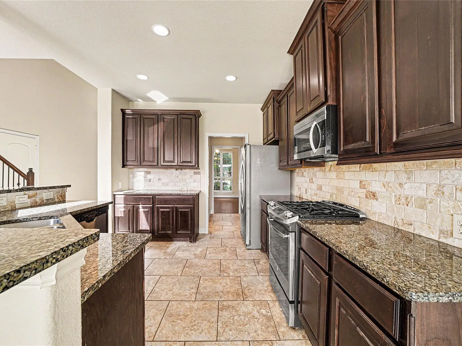 4 bed, 3.5 bath, 2863 sqft, $3,000 — Photo 4