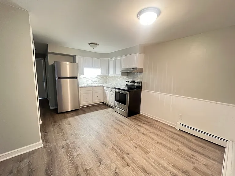 81 Parkview Ave — Photo 1