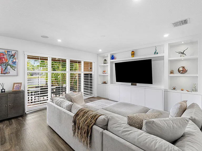 8300 Calabria Lakes Dr — Photo 13