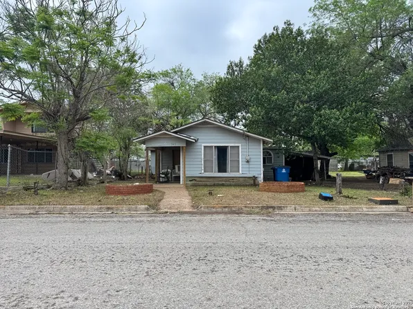 749 Avenue F, Poteet, TX 78065