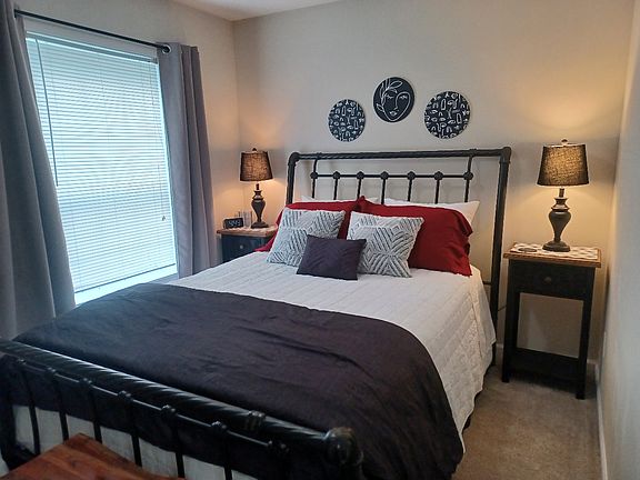 Queen bed, all linens provided