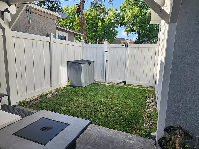 406 E Buckthorn St — Photo 22