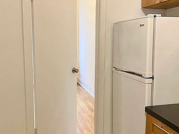 4th image of 117 Christopher St APT 1