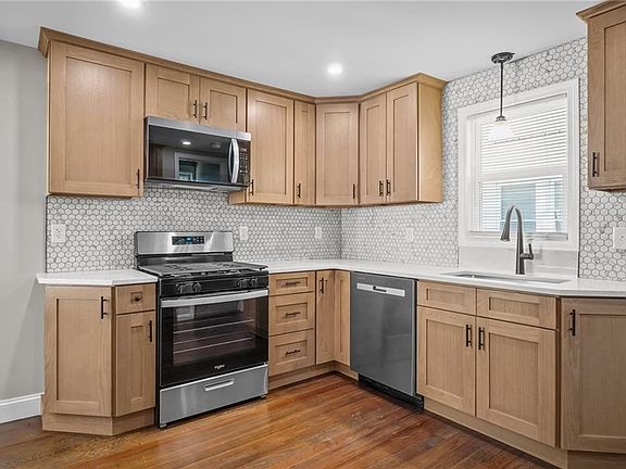 3rd image of 98 James St