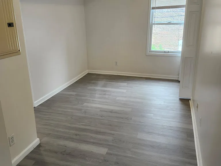 12226 Fairview Ct — Photo 9