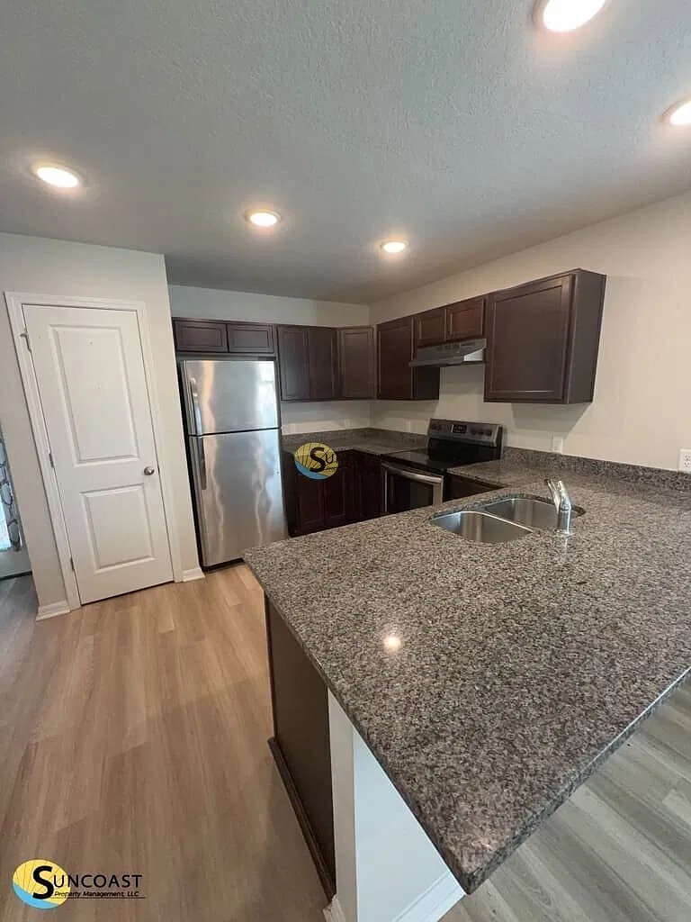 Coming Soon! Riverside 2BR/2.5BA Duplex — Photo 4