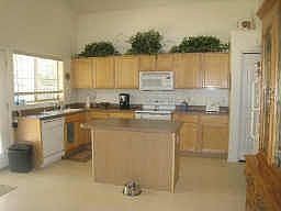 Spacious Kitchen w/ all the appliances