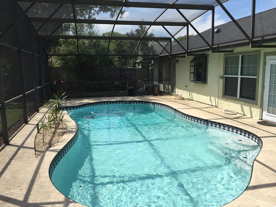 Newly resurfaced pool - maintenance included in rent