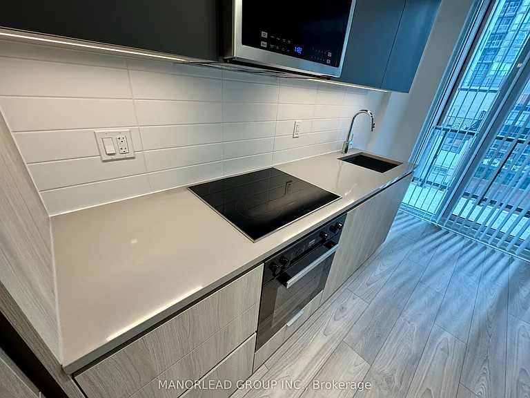 400 King St W #708 — Photo 4