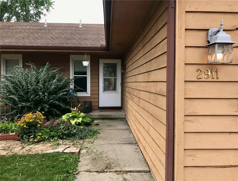 2911 Heritage Dr photo 1