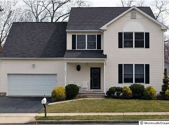 Newer colonial on a dead end street!