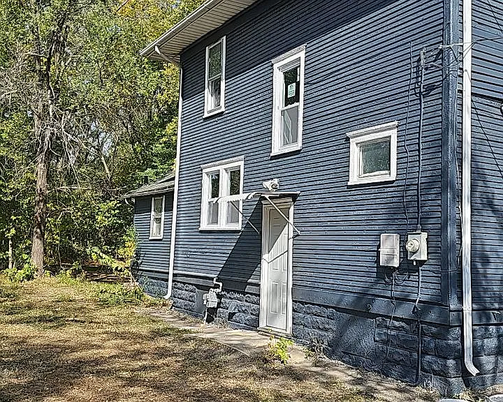 225 Sumner St — Photo 2