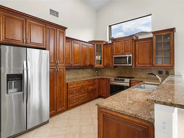 1087 Deerwood Ln — Photo 3