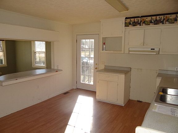 3rd image of 159 Poplar Grove Ln