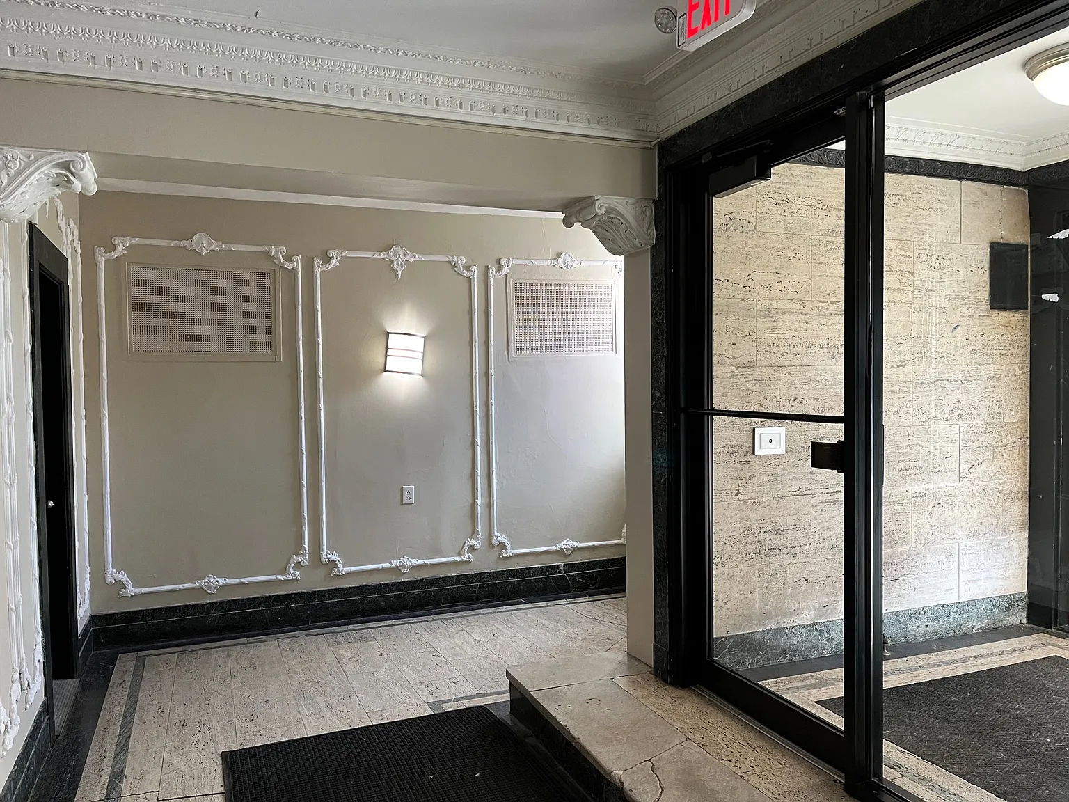 1 bed, 390 sqft, $2,185 — Photo 2