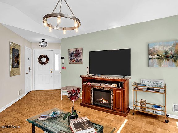 4th image of 13 Sedgwick Square