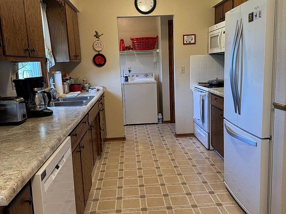 3rd image of 904 E 6th Ave