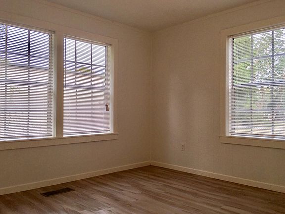 3rd image of 619 Oakleigh Ave