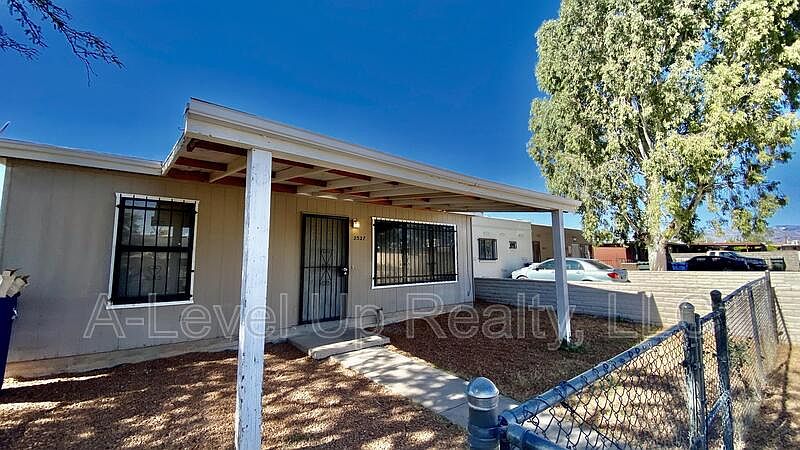 1st image of 2327 E Parkside Dr