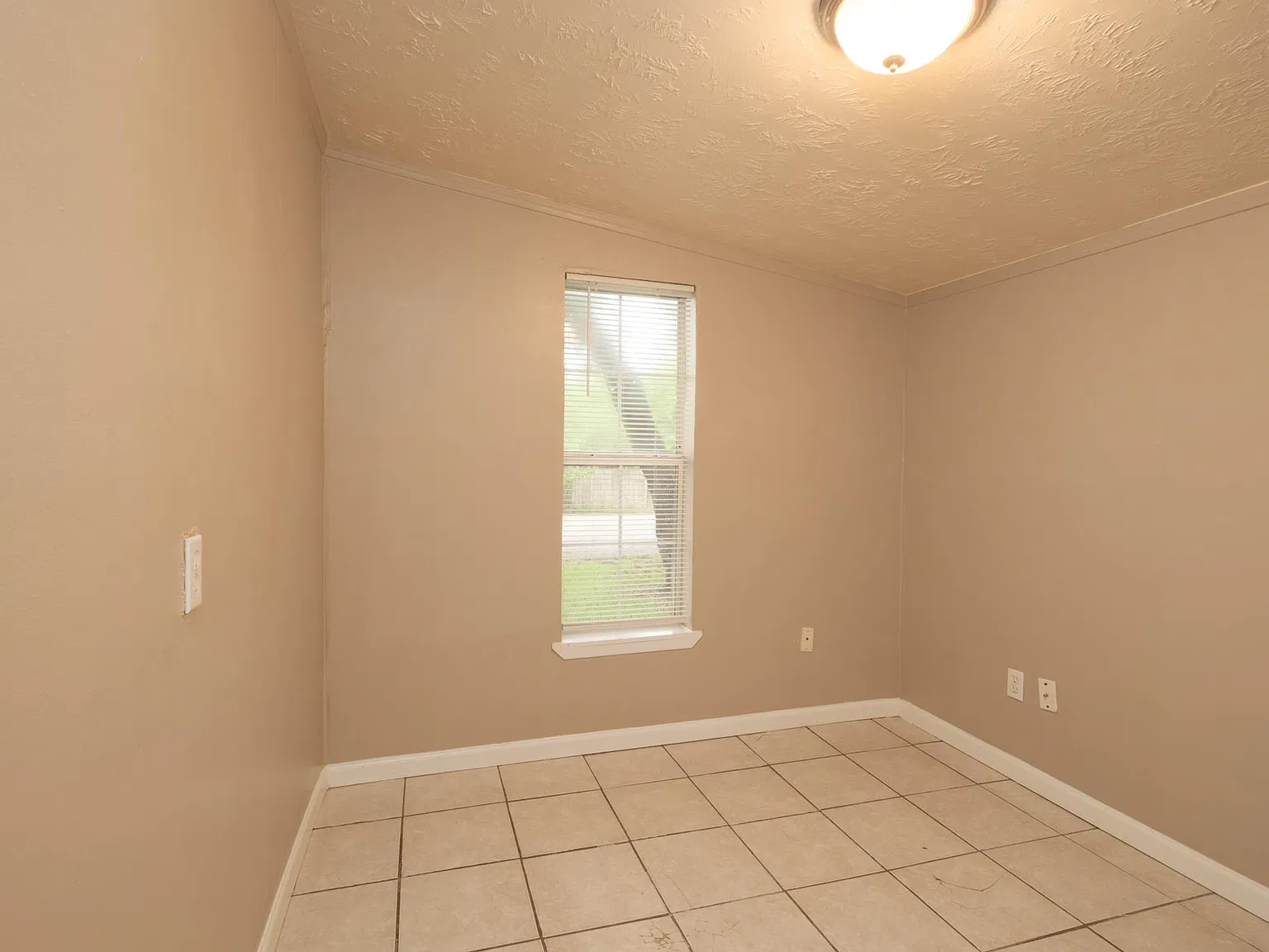 813 Avenue A — Photo 2