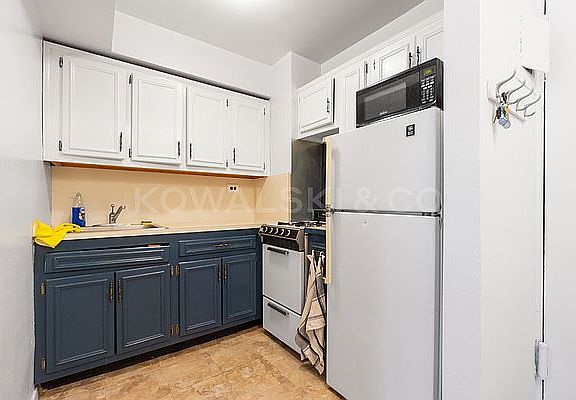 4th image of 165 Christopher St APT 6V
