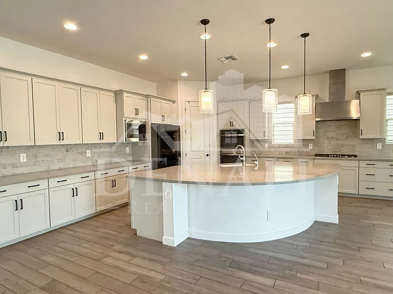 1447 E Flower St — Photo 8