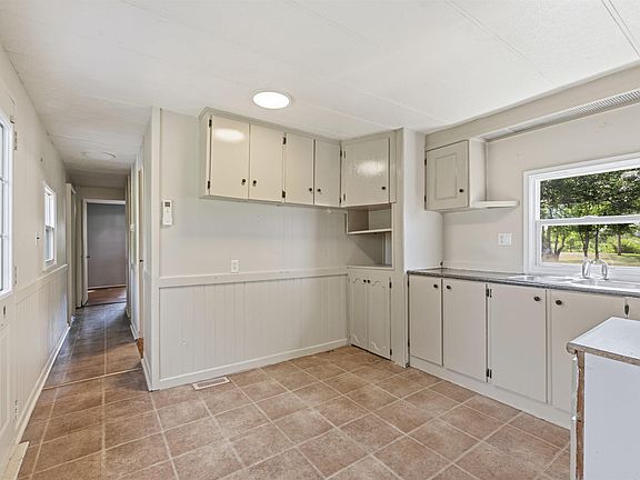 4th image of 527 Falmouth Dyke Rd