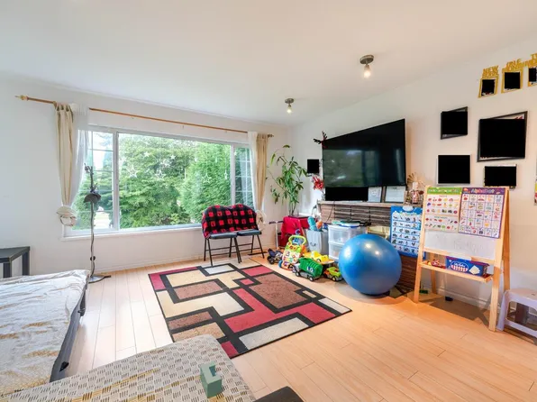2216 E 41st Ave, Vancouver, BC V5P 1L6
