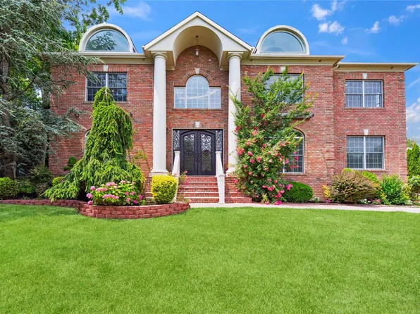 10 Roseanne Drive, North Hills, NY 11576