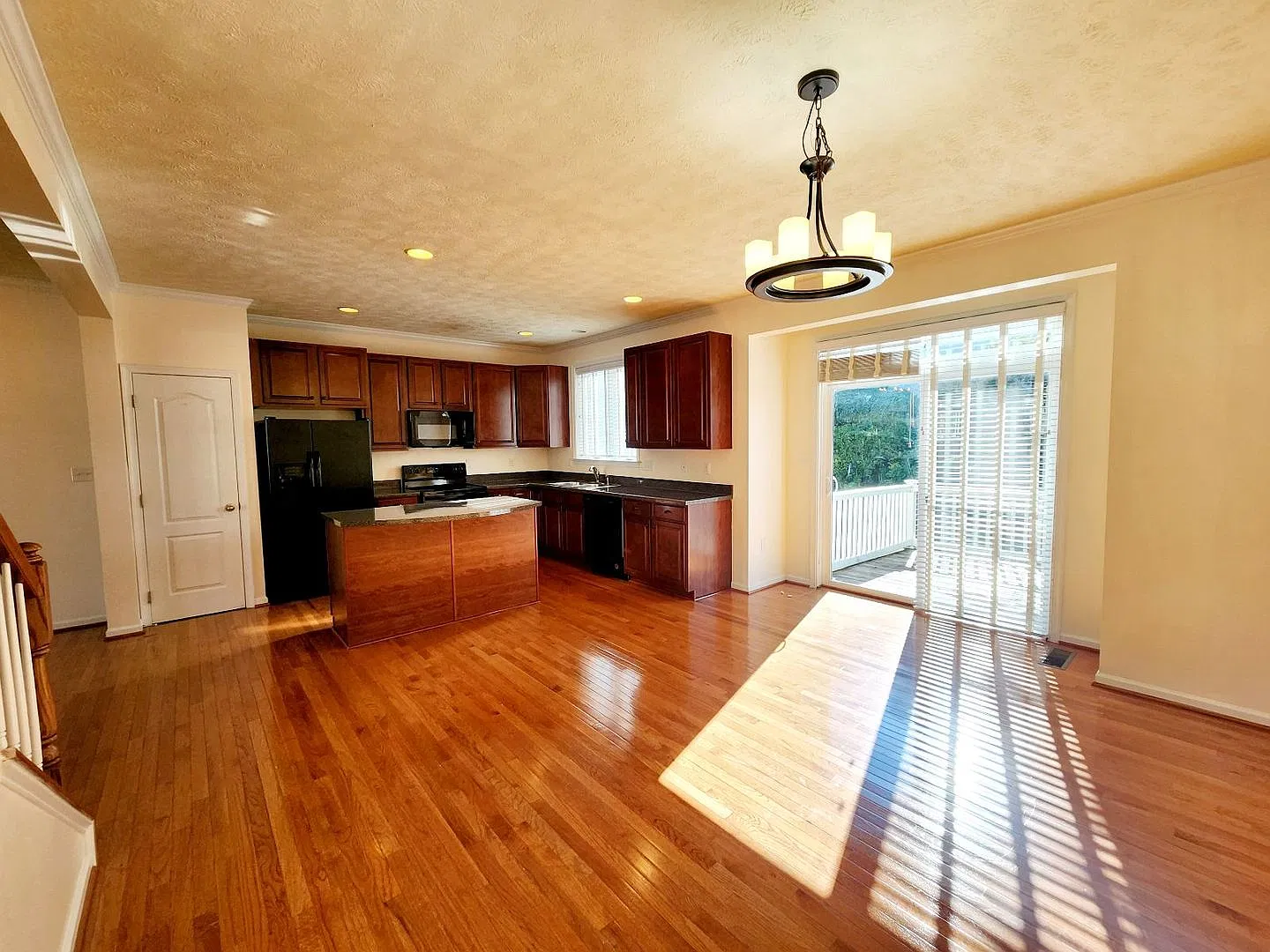4 bed/3.5 bath Townhouse in Suncrest Village - Available 07/09/2027! — Photo 2