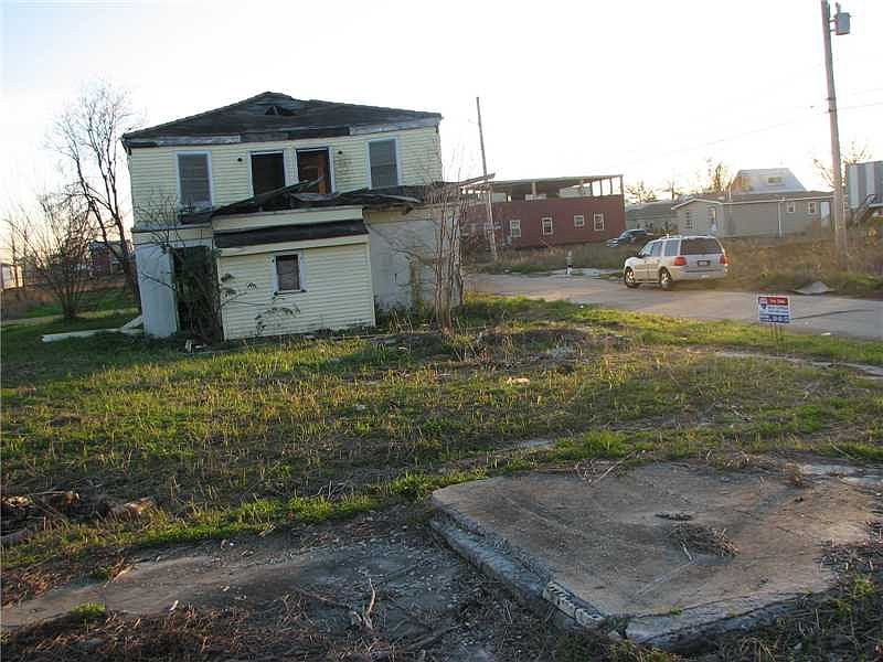 1st image of 2039 Reynes St