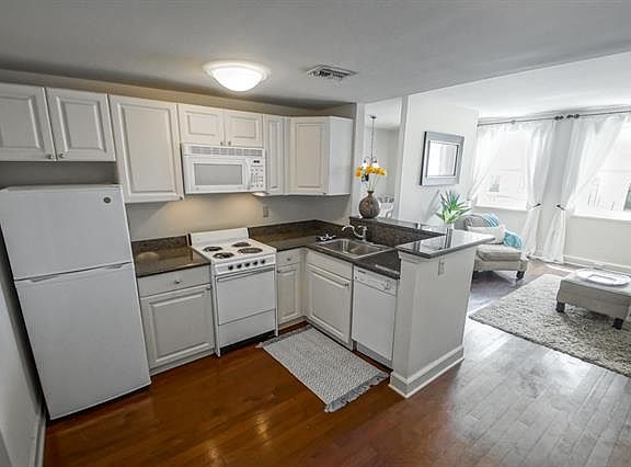 4th image of 1205 Saint Charles Ave APT 303