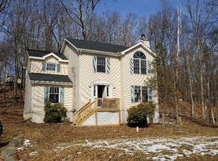 2138 Fawn Ln, Bushkill, PA 18324